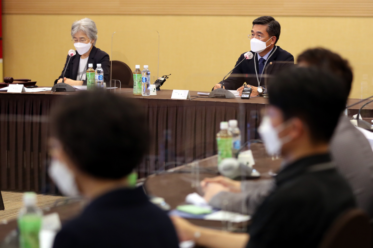 장병 인권과 생활여건을 비롯한 병영 전반의 문제점을 진단하고 개선방안을 마련하기 위해 출범한 민관군 합동위원회 산하 장병 생활여건 개선 분과위원회에서는 장병들의 의견을 수렴해 기존 방상내피(깔깔이) 대신 환절기와 봄·가을에 착용할 수 있는 자켓을 대체 보급하는 방안이 제시됐다. 민관군 합동위 자료사진. [연합]