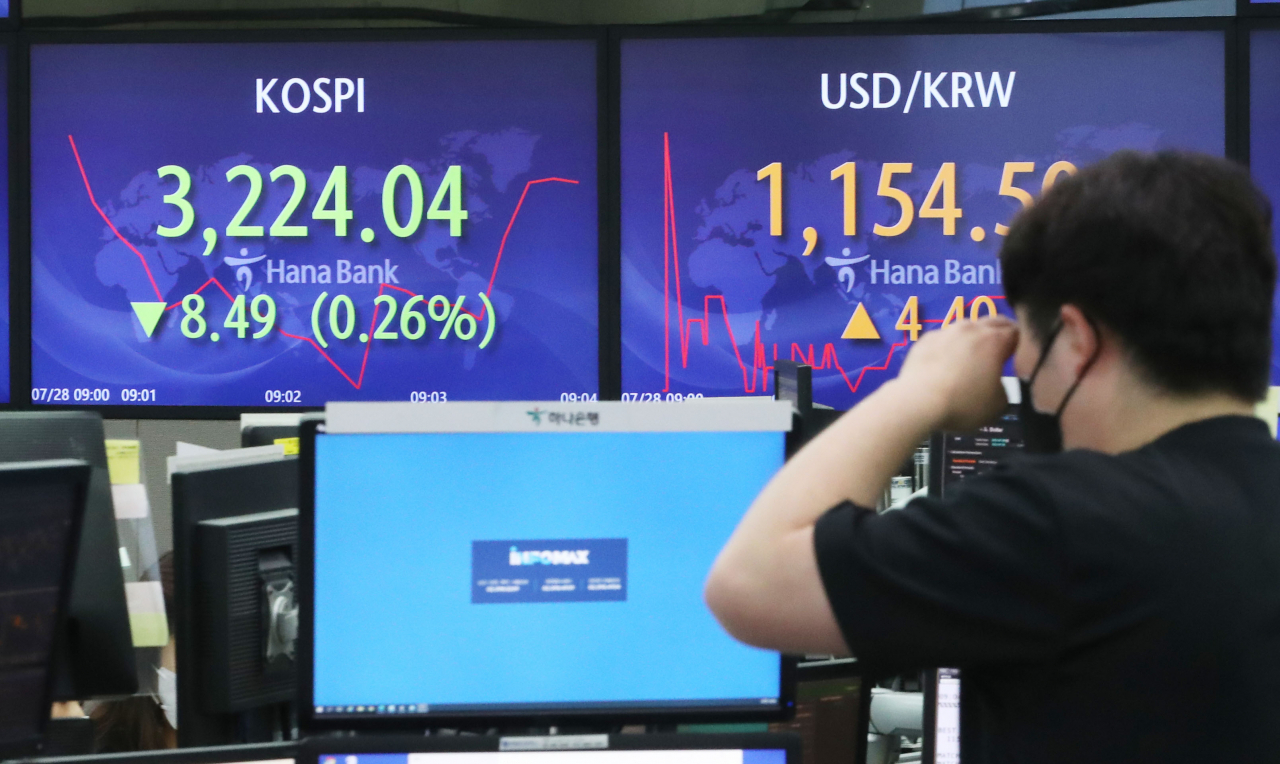 [사진=28일 오전 서울 중구 하나은행 본점 딜링룸. 연합]