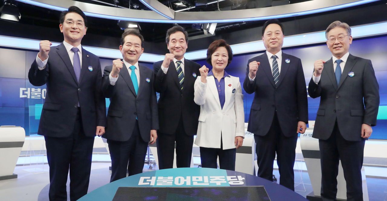 더불어민주당 대선경선 후보들이 28일 서울 중구 매경미디어센터 MBN스튜디오에서 MBN과 연합뉴스TV 공동주관으로 열린 본경선 1차 TV토론회에서 포토타임을 갖고 있다. 왼쪽부터 박용진, 정세균, 이낙연, 추미애, 김두관, 이재명 후보. [연합]