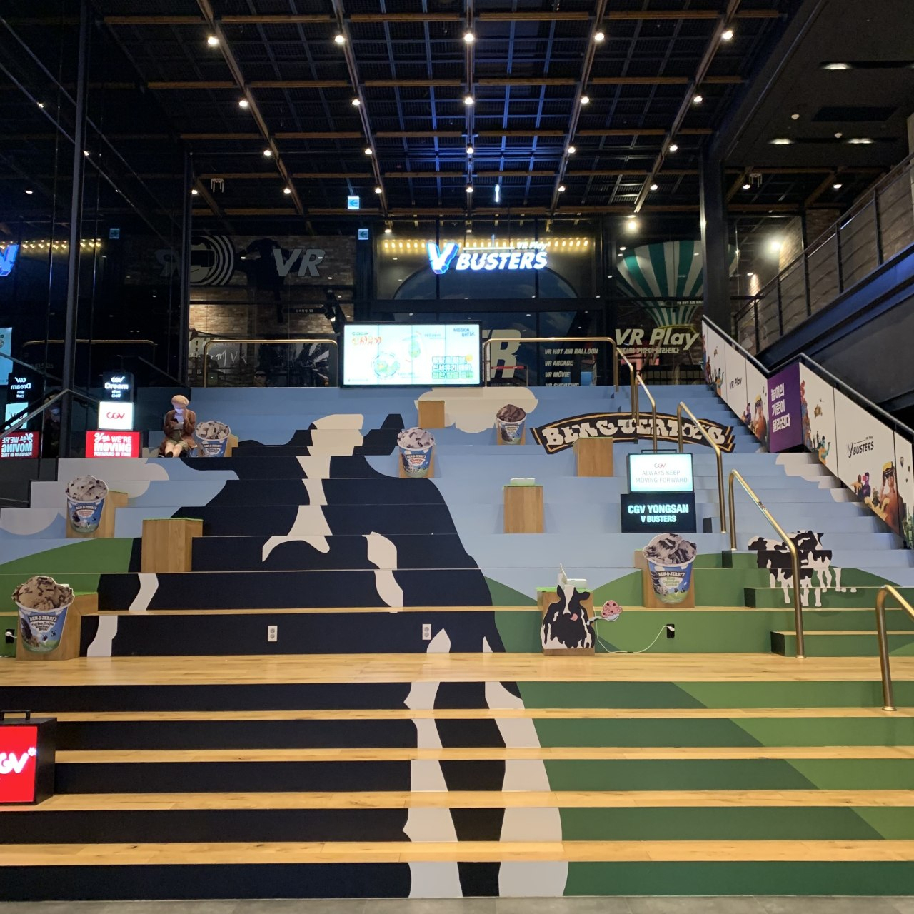 CGV 용산점에 위치한 벤앤제리스 팝업스토어(좌), CGV 용산점 내부 모습(우)[벤앤제리스 제공]