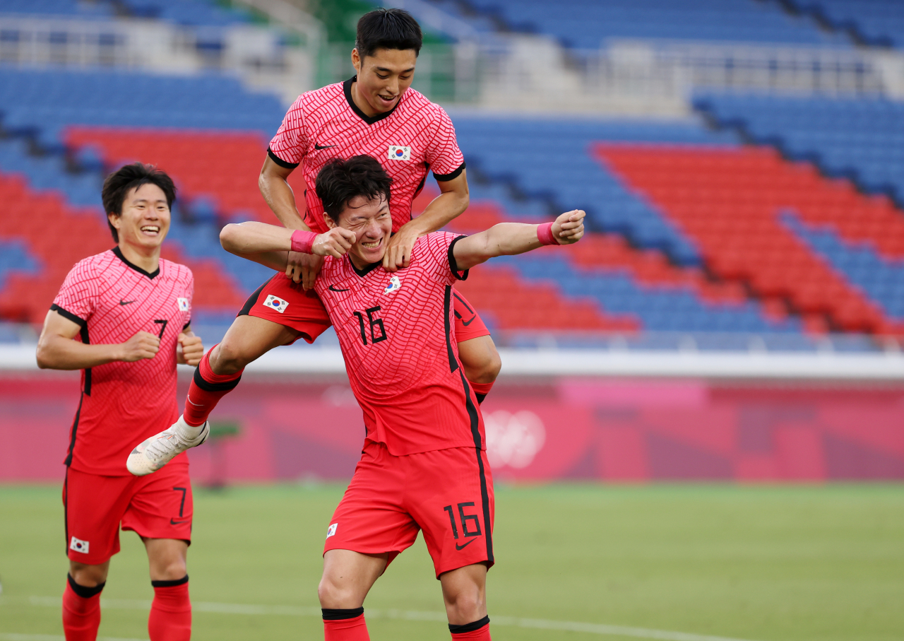 황의조(16번)가 28일 요코하마 국제경기장에서 열린 도쿄올림픽 남자축구 조별리그 온두라스전에서 자신의 두번째 골이자 한국의 3번째 골을 성공시킨 뒤 의 경기. 한국 황의조가 자신의 두 번째 골이자 팀 세 번째 골을 넣고 양궁 세리머니를 하고 있다. 왼족에 권창훈, 뒤에 이동준이 축하하고 있다. 연합뉴스