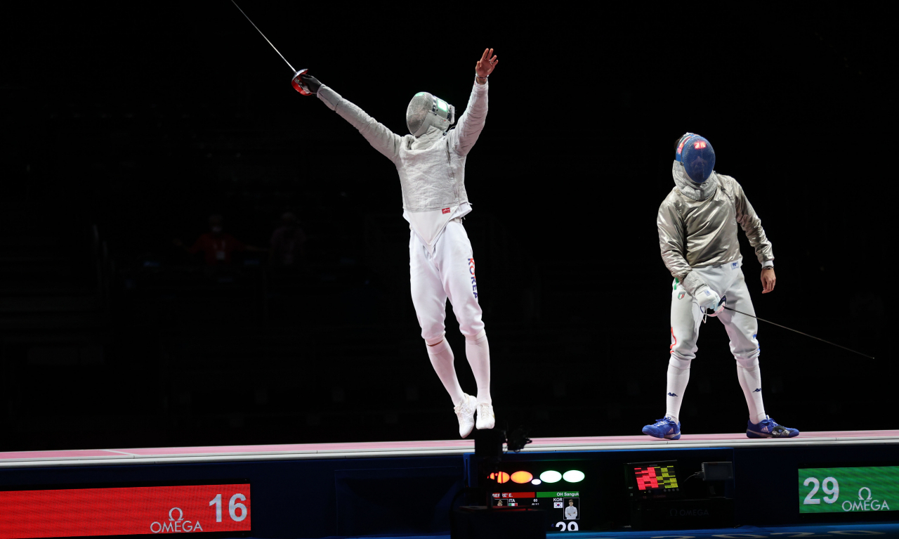 28일 일본 지바의 마쿠하리 메세에서 열린 도쿄올림픽 남자 펜싱 사브르 단체전 대한민국 대 이탈리아 결승전. 한국 김정환이 뛰어오르며 환호하고 있다. 연합뉴스