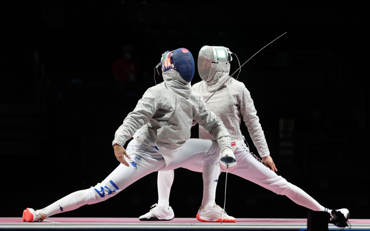 28일 일본 지바의 마쿠하리 메세에서 열린 도쿄올림픽 남자 펜싱 사브르 단체전 대한민국 대 이탈리아 결승전. 한국 구본길(오른쪽)이 이탈리아 루카 쿠라톨리를 상대로 공격하고 있다. 연합뉴스