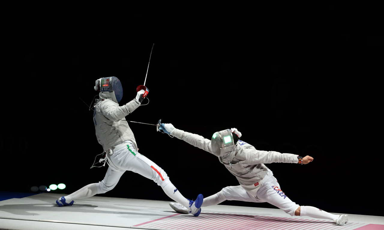28일 일본 지바의 마쿠하리 메세에서 열린 도쿄올림픽 남자 펜싱 사브르 단체전 대한민국 대 이탈리아 결승전. 한국 김정환(오른쪽)이 이탈리아 몬타노 알도를 상대로 공격하고 있다. 연합뉴스