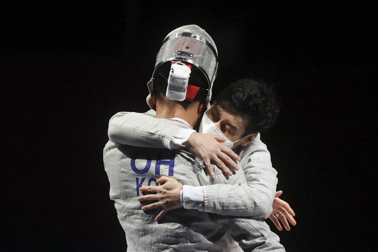 Oh Sang-uk of South Korea celebrates with teammate after winning gold. (Reuters)