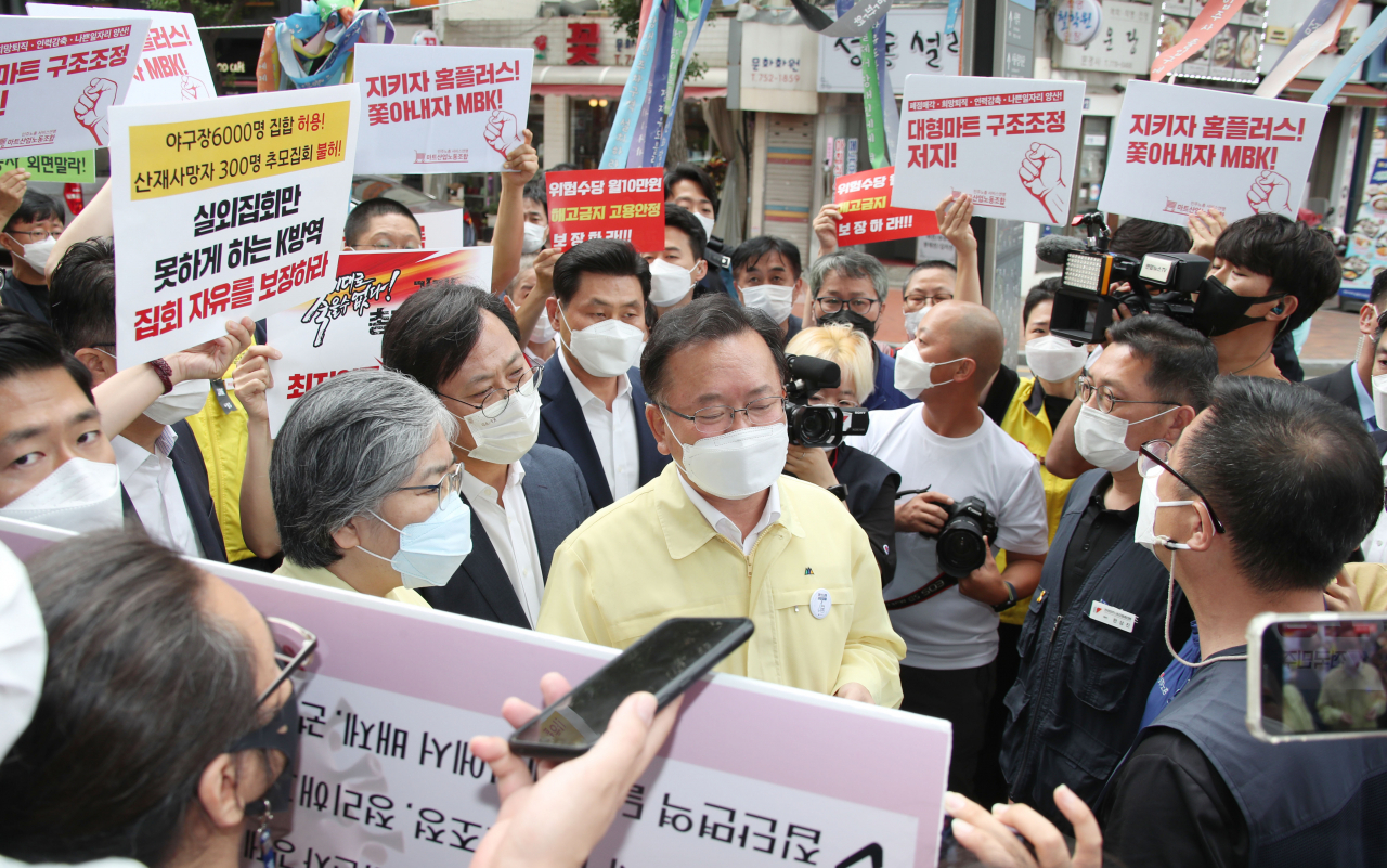 김부겸 국무총리가 지난 2일 오전 정은경 중앙방역대책위원장과 함께 민주노총을 방문, 코로나19 확산의 기로에 서 있는 중차대한 시기임을 고려해 주말 대규모 집회 자제를 요청하고 있다. 김총리와 정 청장은 건물 앞에서 민노총의 면담 거절로 돌아갔다. [연합]