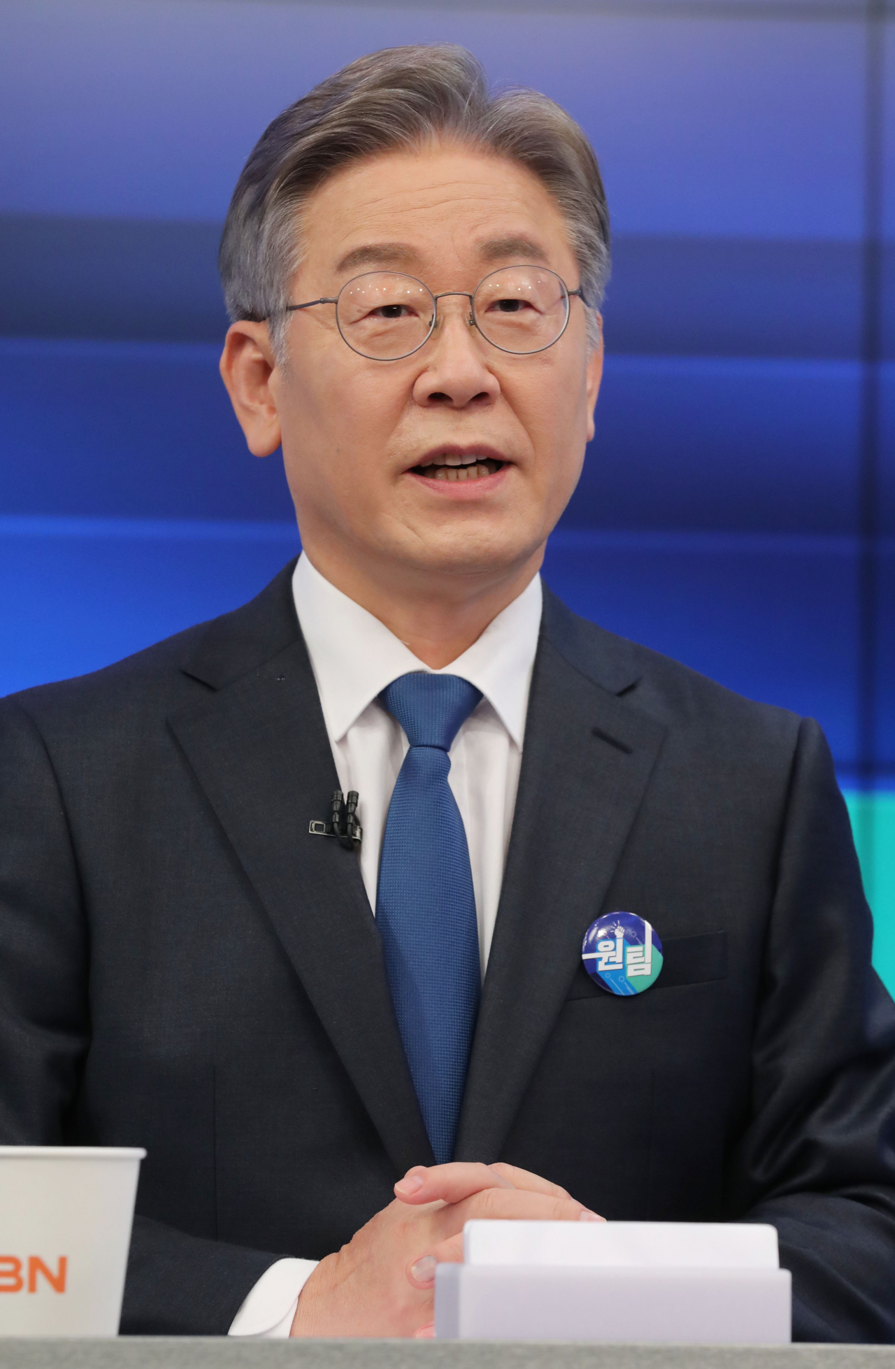 이재명 더불어민주당 대선경선 후보가 28일 서울 중구 매경미디어센터 MBN스튜디오에서 MBN과 연합뉴스TV 공동주관으로 열린 본경선 1차 TV토론회에서 카메라테스트를 하고 있다. [연합]