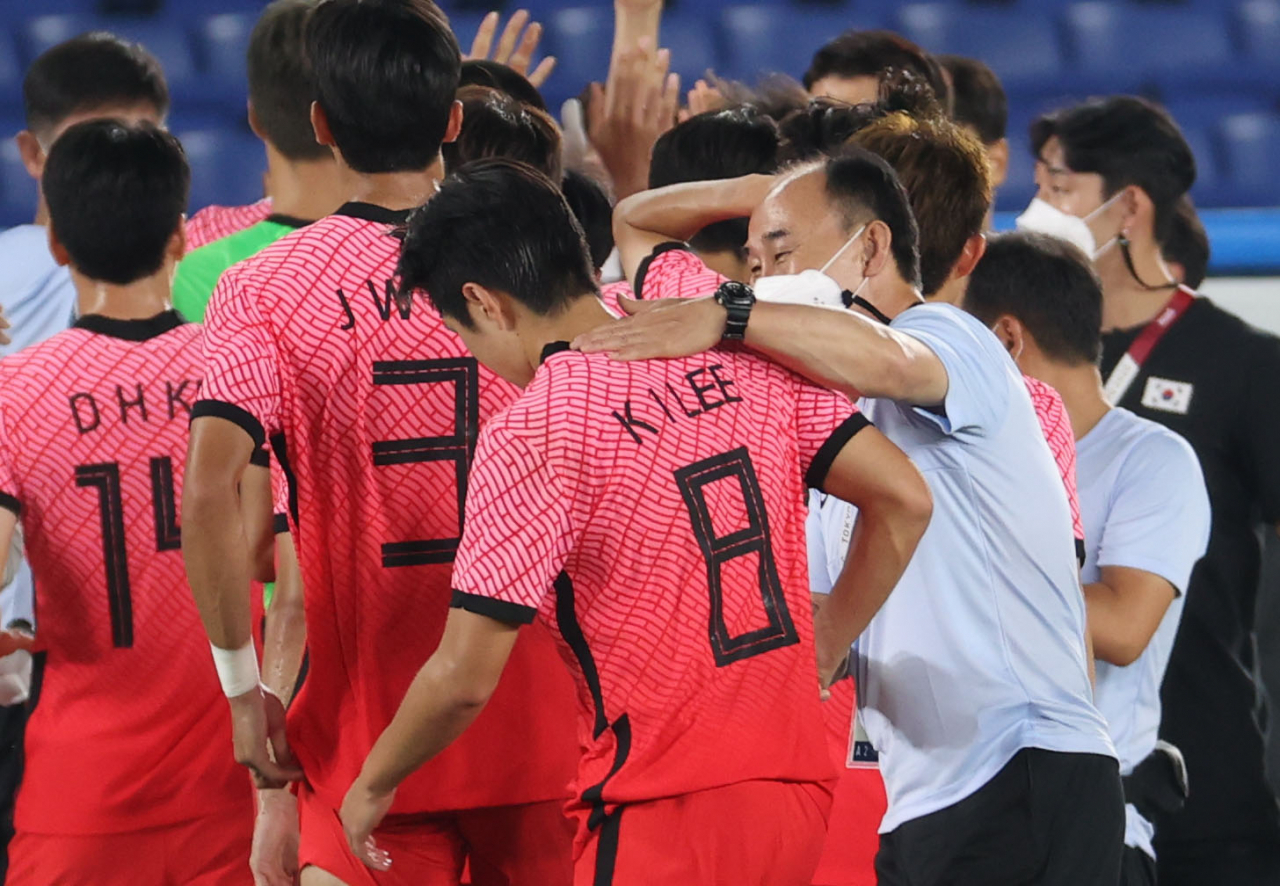28일 요코하마 국제경기장에서 열린 도쿄올림픽 남자축구 조별리그 B조 3차전 대한민국 대 온두라스의 경기가 끝난 뒤 김학범 감독이 이강인 등 선수들을 격려하고 있다. [연합]