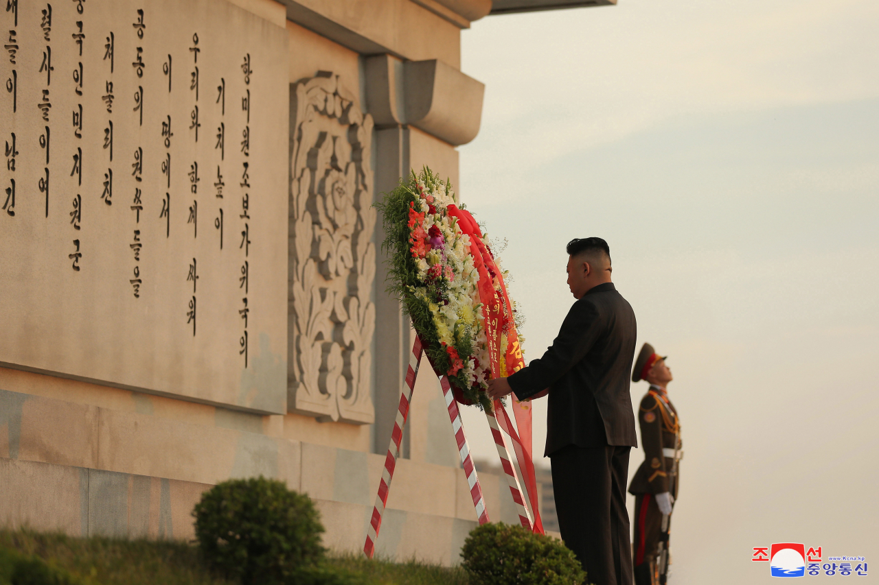 김정은 북한 국무위원장이 6·25 전쟁 정전협정 체결 기념일('전승절') 68주년을 맞아 28일 우의탑에 헌화했다고 조선중앙통신이 29일 보도했다. [헤럴드DB]