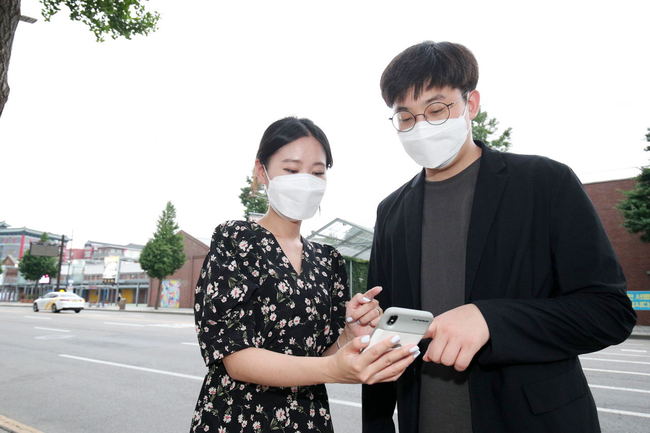 스마트관광서비스를 이용해 인천 개항장 스마트관광도시 일대를 둘러보는 여행자들