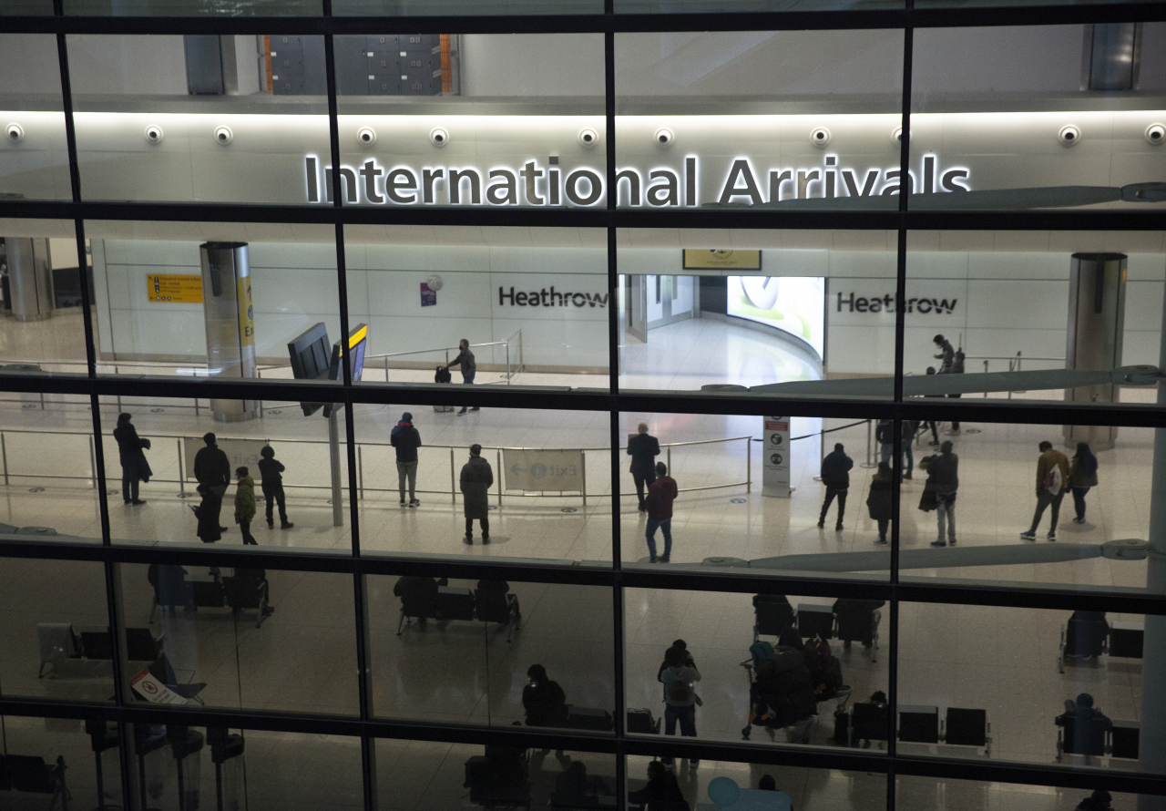 지난 26일(현지시간) 영국 런던 히드로 공항 국제선 입국장의 모습. [AP]