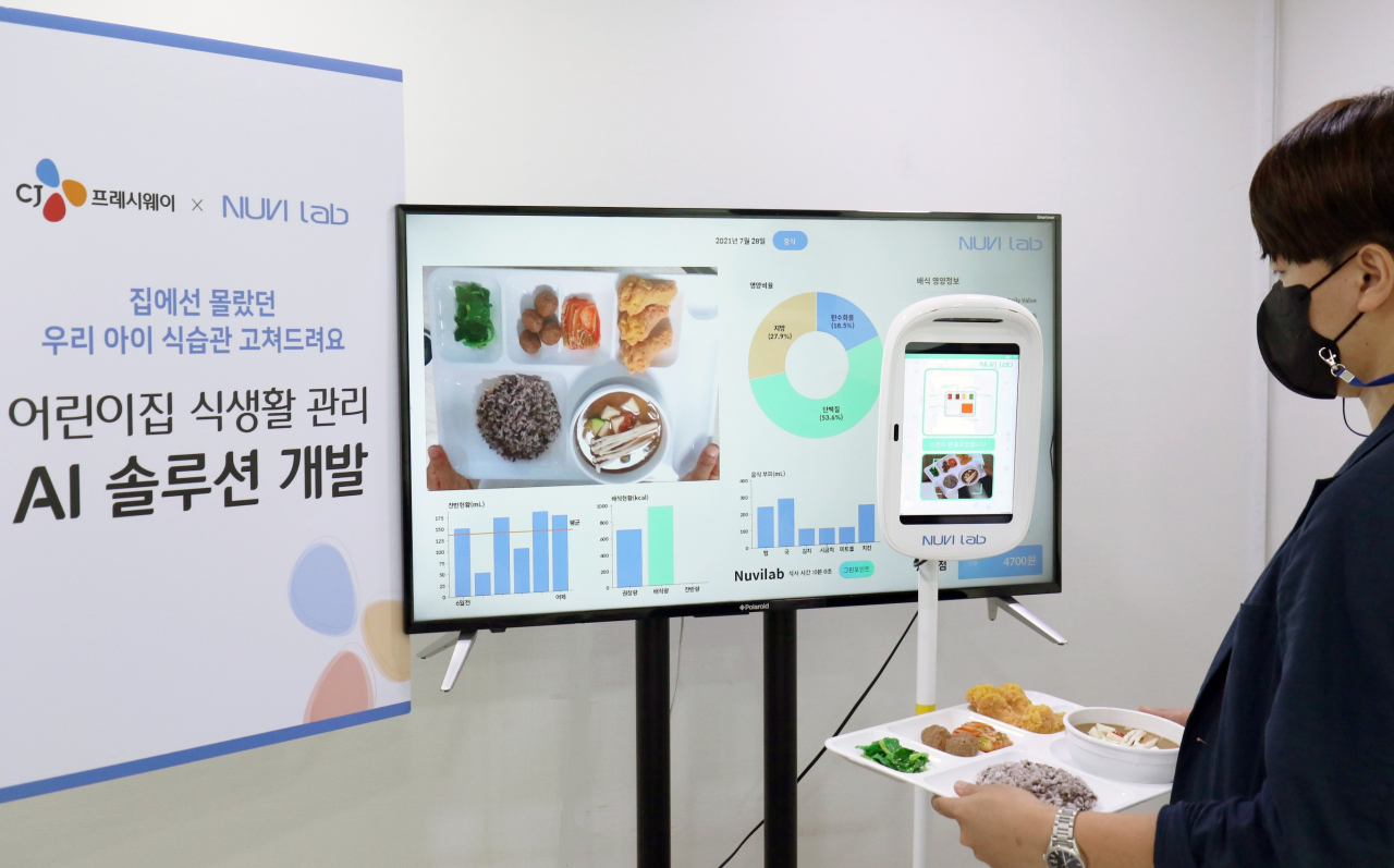 CJ프레시웨이 관계자가 서울 강남구 누비랩 본사에서 식판을 들고 음식 스캐닝을 시연하고 있다. [CJ프레시웨이 제공]