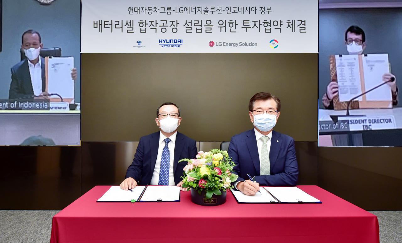 지난 28일 현대자동차그룹과 LG에너지솔루션이 인도네시아에 배터리셀 합작공장 설립을 위해 인도네시아 정부와 투자협약을 체결했다. 조성환 현대모비스 사장(앞줄 왼쪽)과 김종현 LG에너지솔루션 사장(앞줄 오른쪽), 인도네시아 투자부 바흐릴 라하달리아 장관(뒷줄 왼쪽 화면), 인도네시아 국영 배터리 코퍼레이션(IBC) 토토 누그로호 CEO(뒷줄 오른쪽 화면) 등이 온오프라인으로 투자협약을 체결하고 있다. [현대차그룹제공]
