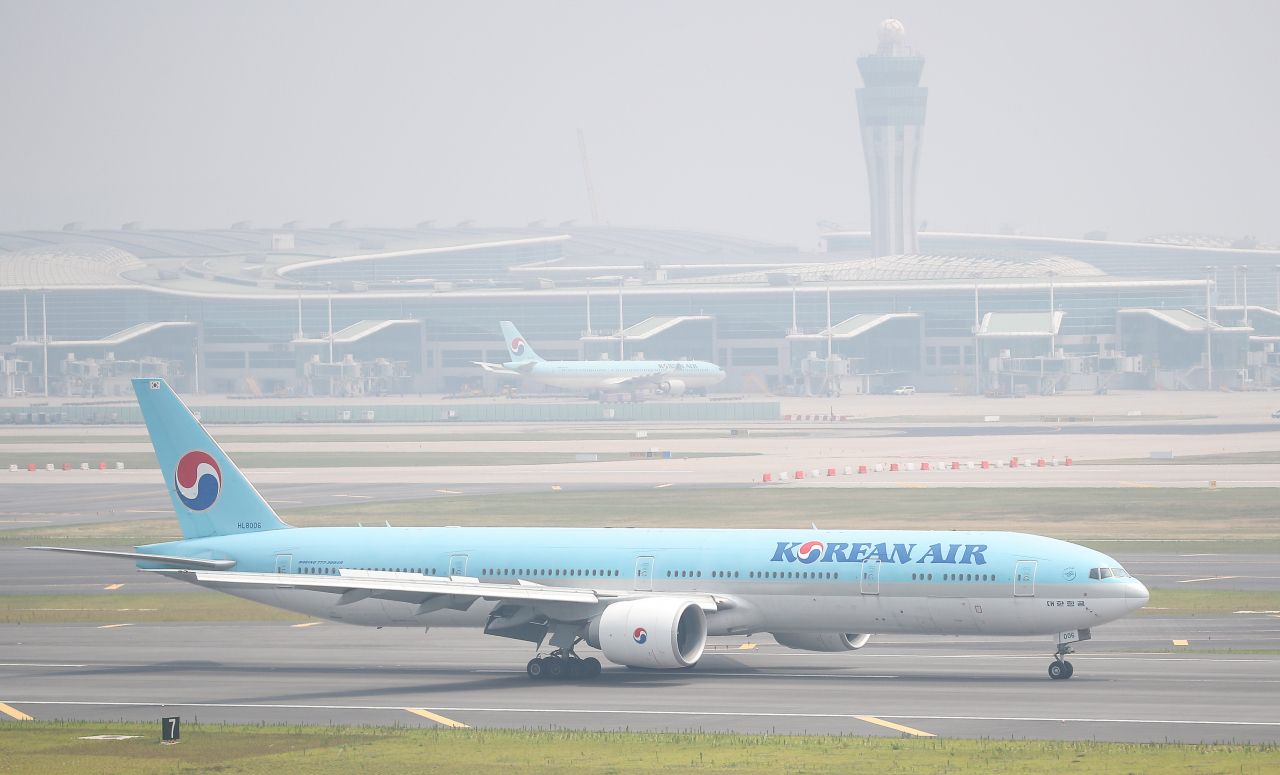 인천국제공항 활주로에서 이동중인 대한항공 항공기.(사진은 기사 내용과 관련없음) [연합]