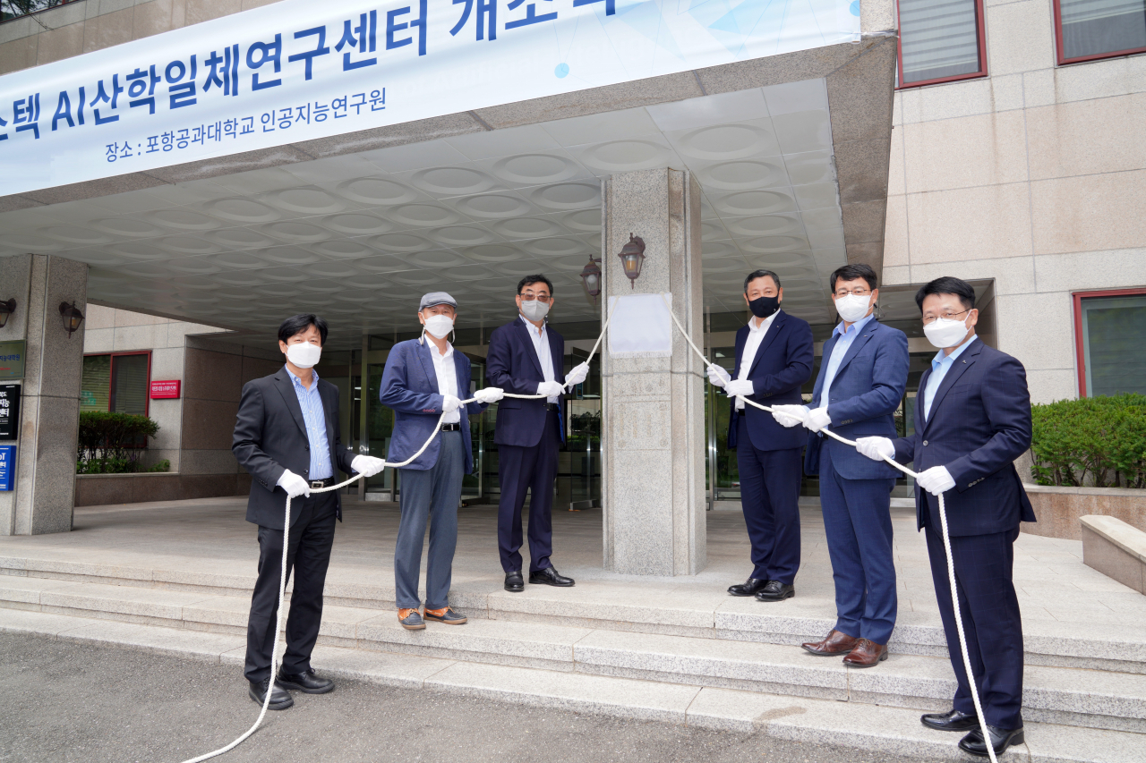 정덕균(우측 3번째) 포스코ICT 사장과 김무환(좌측 3번째) 포스텍 총장 등이 현판식 기념 촬영을 하고 있다 [포스코ICT 제공]