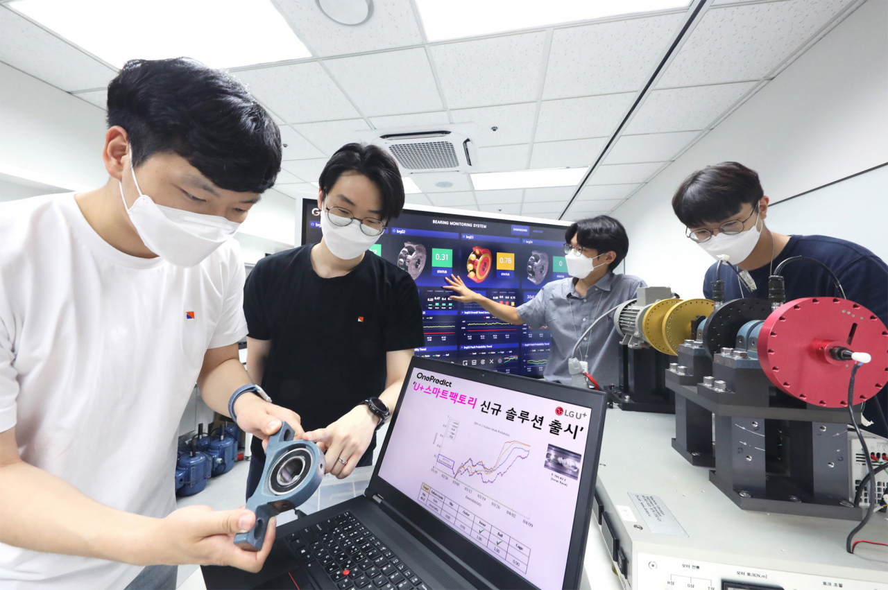 LG유플러스는 산업용 AI 전문 업체 ‘원프레딕트’와 함께 공장 설비의 고장·장애를 미리 진단하고 점검하는 신규 스마트팩토리 솔루션을 출시했다고 밝혔다. 원프레딕트 관계자들이 시험 설비에 꾸려진 로봇설비와 베어링 부품을 AI 예지 보전 솔루션을 통해 진단하고 있다. [LG유플러스 제공]