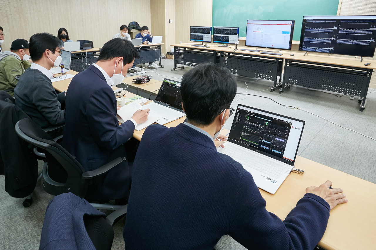 LG CNS 아키텍처최적화팀이 지난해 EBS 온라인클래스 시스템 지원 현장에서 근무하는 모습 [LG CNS 제공]