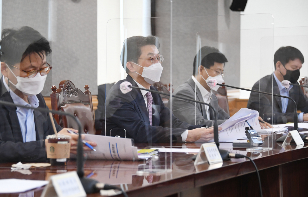 이억원(왼쪽 두번째) 기획재정부 1차관이 29일 서울 중구 은행연합회에서 거시경제금융회의를 주재하고 있다.이날 회의에는 한국은행, 금융위원회, 금융감독원, 국제금융센터 관계자들이 참석해 코로나19 재확산과 미국 연방준비제도(Fed)의 기준금리 동결 등에 따른 국내외 금융시장 및 실물경제 영향과 향후 대응 방안 등을 논의했다. [기획재정부 제공]