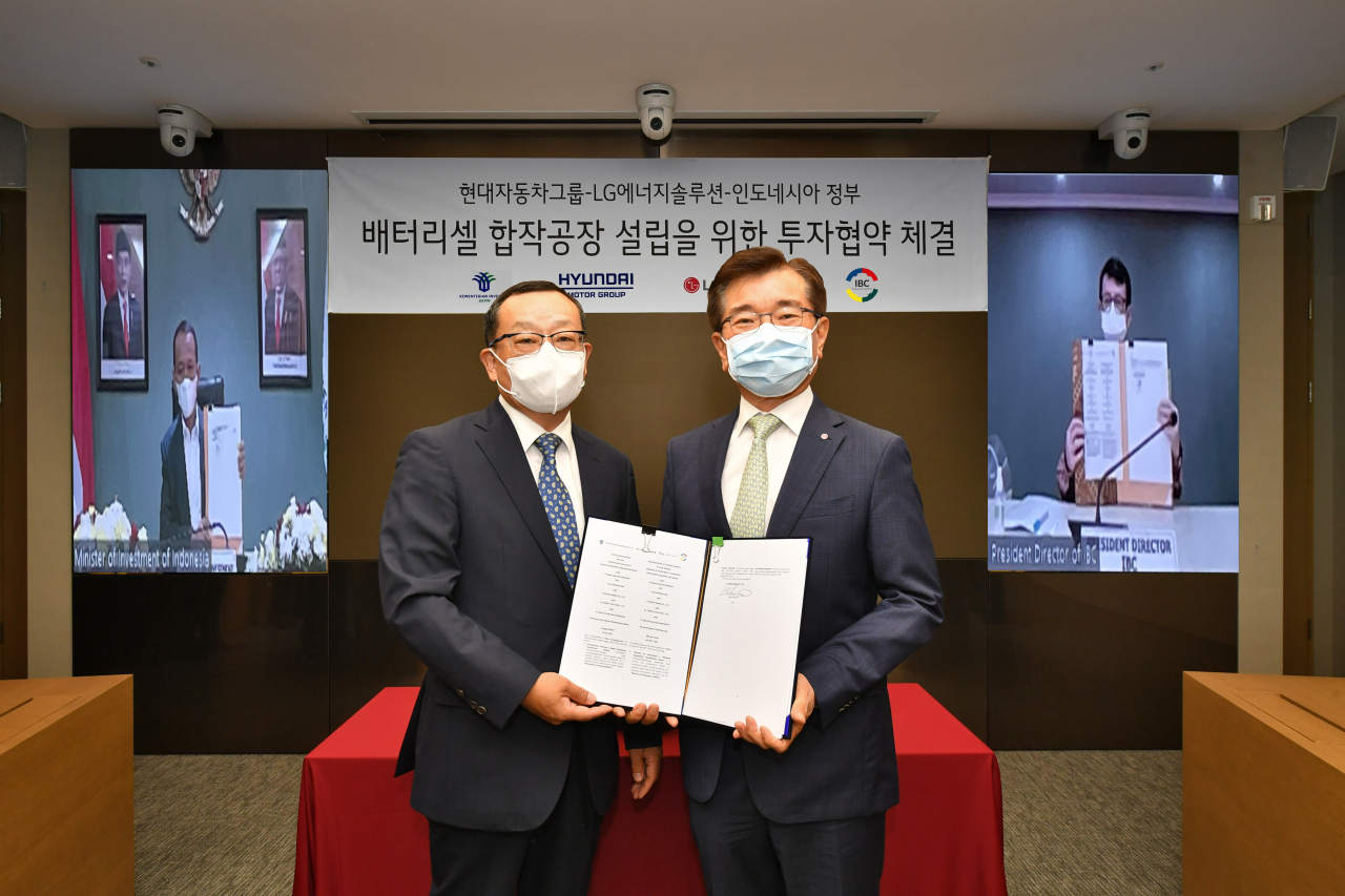 현대자동차그룹과 LG에너지솔루션, 인도네시아 정부는 지난 28일 서울 여의도에 위치한 LG에너지솔루션 본사에서 배터리셀 합작공장 설립을 위한 투자협약을 체결했다. 김종현 LG에너지솔루션 사장(앞줄 오른쪽), 조성환 현대모비스 사장(앞줄 왼쪽), 바흐릴 라하달리아 인도네시아 투자부 장관(뒷줄 왼쪽화면), 토토 누그로호 인도네시아 국영배터리 코퍼레이션(IBC) CEO(뒷줄 오른쪽화면)가 투자협약을 체결한 후 기념사진을 찍고 있다. [LG에너지솔루션 제공]