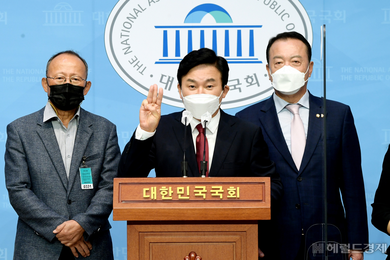 [헤럴드경제=이상섭 기자] 원희룡 제주지사가 29일 오전 서울 여의도 국회 소통관에서 '원희룡의 국가찬스 1호 공약: 주택 국가찬스' 기자회견을 갖고 발언하고 있다.