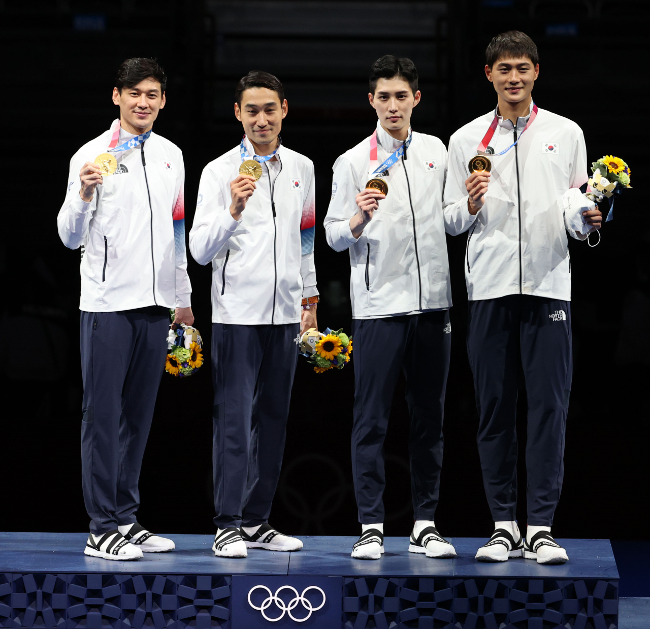남자 펜싱 사브르 단체전 금메달을 합작한 한국팀 선수들. 왼쪽부터 구본길, 김정환, 김준호, 오상욱. 연합뉴스