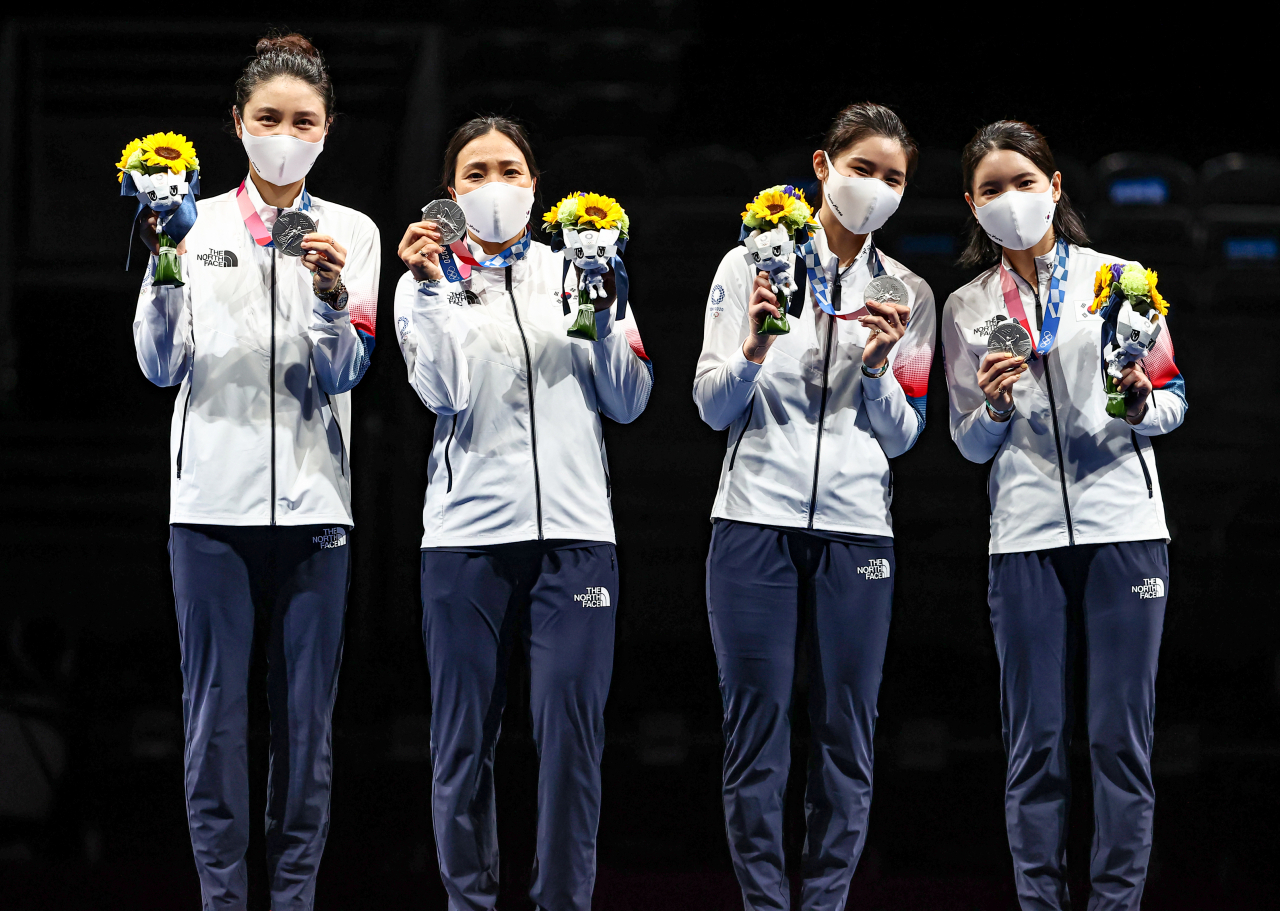 27일 일본 지바 마쿠하리 메세B홀에서 열린 도쿄올림픽 펜싱 여자 에페 단체에서 은메달을 딴 대한민국 선수들이 시상대에 올라 은메달을 들어 보이고 있다. 연합뉴스