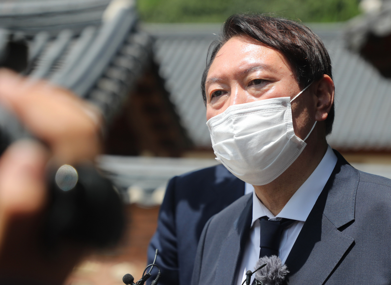 윤석열 전 검찰총장이 26일 전북 김제시 금산사에서 열린 대한불교조계종 전 총무원장 월주(月珠)스님 영결식 조문을 마치고 취재진 질문을 받고 있다. 연합