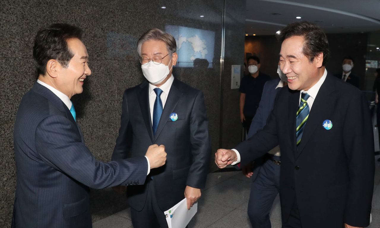 더불어민주당 정세균(왼쪽부터), 이재명, 이낙연 대선 경선 후보가 지난 28일 서울 중구 매경미디어센터 MBN스튜디오에서 MBN과 연합뉴스TV 공동주관으로 열린 본경선 1차 TV토론회에 앞서 인사를 나누고 있다. [연합]
