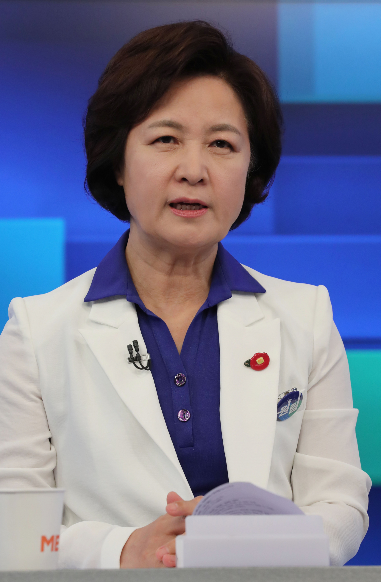 더불어민주당 추미애 대선경선 후보가 지난 28일 서울 중구 매경미디어센터 MBN스튜디오에서 MBN과 연합뉴스TV 공동주관으로 열린 본경선 1차 TV토론회에서 카메라테스트를 하고 있다. [연합]