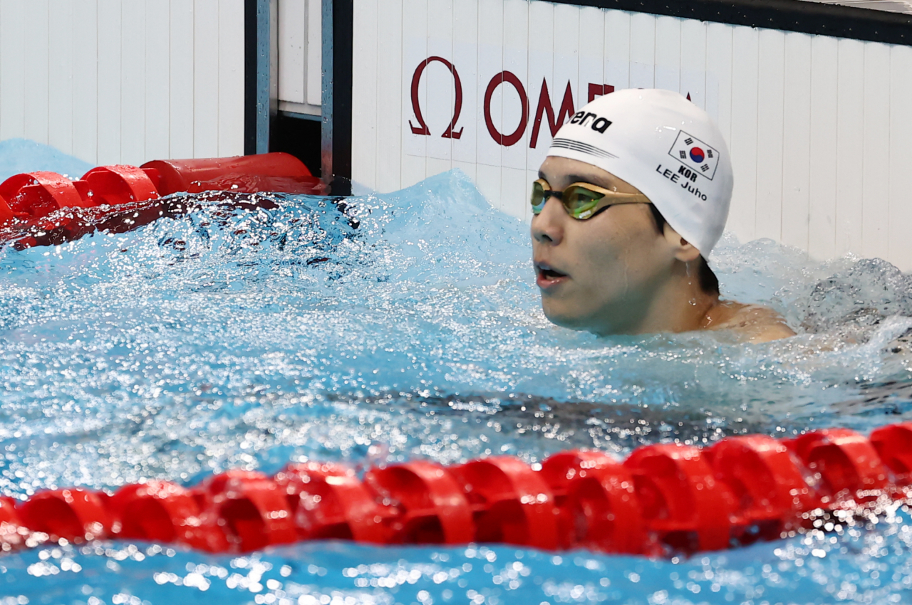 29일 오전 일본 도쿄 아쿠아틱스 센터에서 열린 수영 남자 배영 200m 준결승전. 경기를 마친 대한민국 이주호가 기록을 보고 있다. 연합뉴스