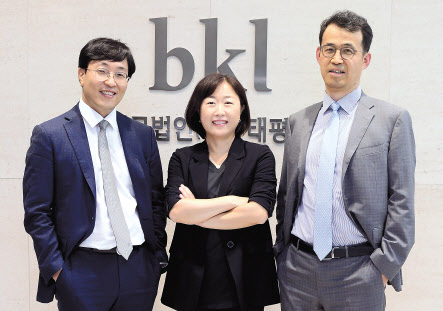 자사고 소송 완승을 이끈 법무법인 태평양 행정소송 팀 규제그룹. 왼쪽부터 오정민 변호사, 김경목 변호사, 유욱 변호사. 유 변호사는 태평양 법제행정팀을 창설 한 규제그룹 핵심 멤버이고, 헌법연구관으로 장기간 일한 김 변호사는 헌법 분야 실무와 이론 양쪽에 해 박하다. 오 변호사는 학교법인 관련 소송 경험이 많은 다투고 있다.전문가로 인정받고 있다. 이상섭 기자