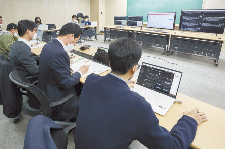 LG CNS 아키텍처최적화팀이 EBS 온라인클래스 시스템 지원 현장에서 근무하고 있다.