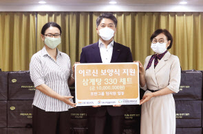 김세준(가운데) 호반그룹 동반성장실장과 오영수(왼쪽) 서초구자원봉사센터장 등이 28일 서울 서초구 우면종합사회복지관에서 어르신을 위한 보양식 전달 행사를 마친 뒤 기념촬영을 하고 있다. [호반건설 제공]