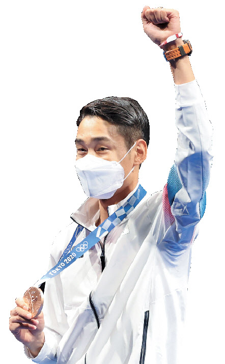 펜싱 사브르 종목에서 동메달을 차지한 김정환이 메달을 들어 보이고 있다. [연합]
