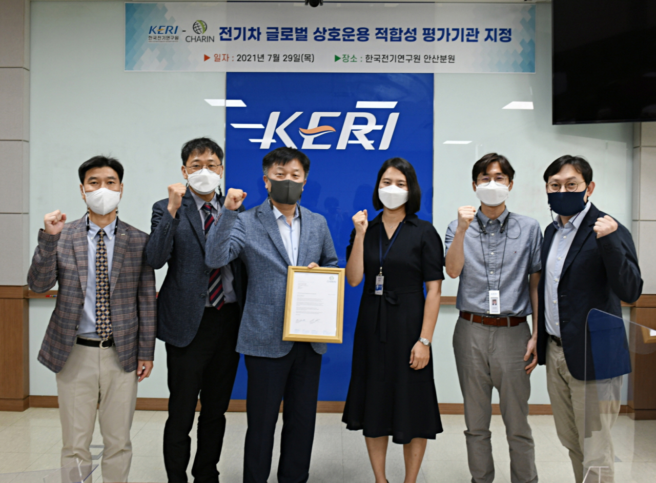 한국전기연구원이 국제전기차충전협의체 차린으로부터 세계 최초 ‘전기차 글로벌 상호운용 적합성 평가기관’으로 지정됐다. 왼쪽부터 세 번째 유동욱 전기연 원장 직무대행, 네 번째 이민정 차린 코리아 이사.[한국전기연구원 제공]
