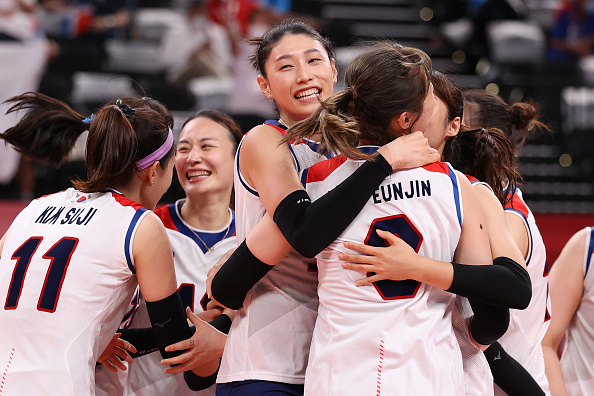 김연경이 도미니카공화국을 꺾고 승리한 뒤 동료들과 기뻐하고 있다. [게티이미지]
