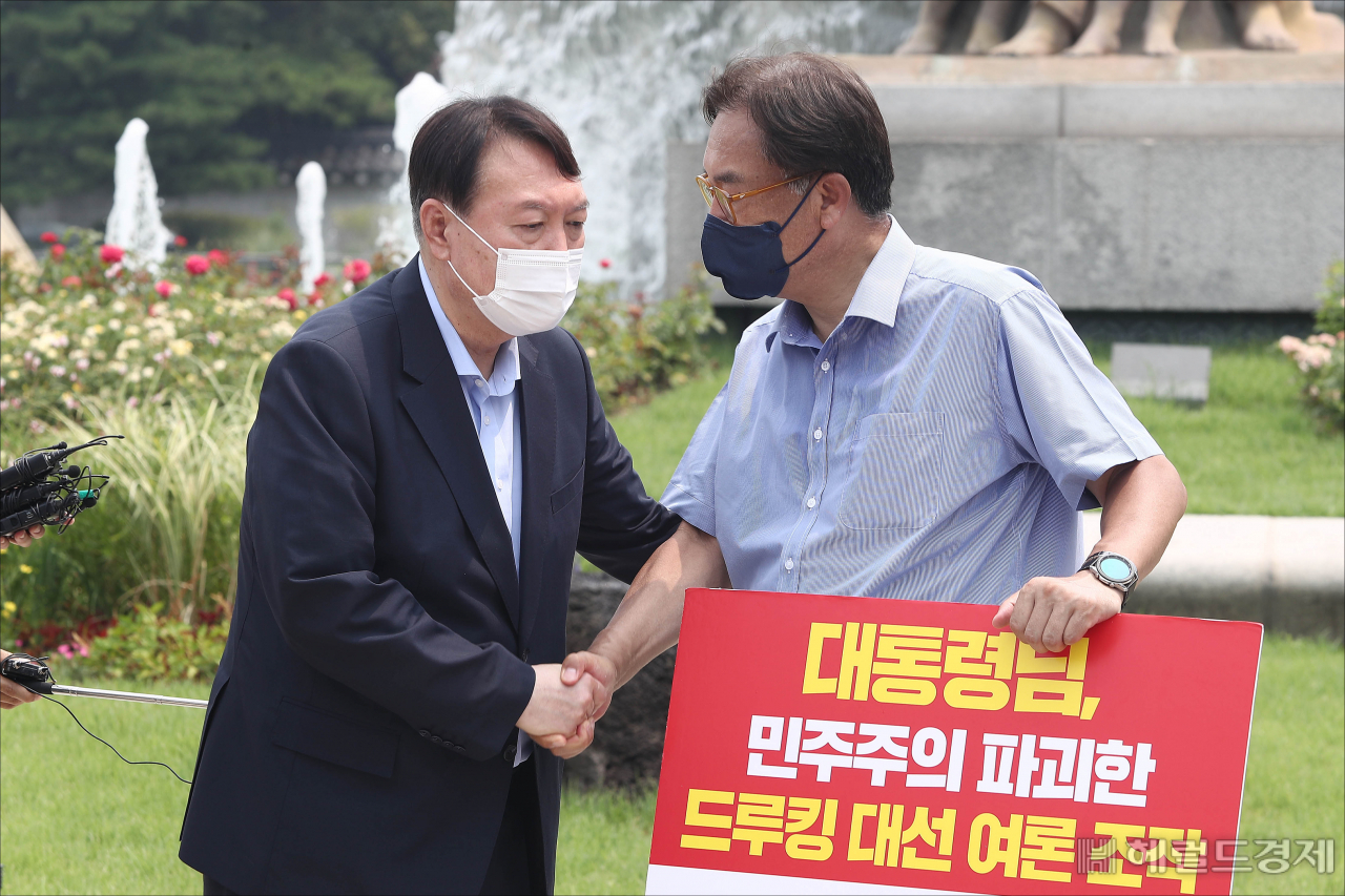 범야권 대선주자인 윤석열 전 검찰총장이 29일 오전 서울 종로구 청와대 앞 분수대 광장에서 드루킹 댓글 조작 사건과 관련해 문재인 대통령의 사과를 촉구하며 1인 시위를 하고 있는 정진석 국민의힘 의원을 격려 방문을 마친 뒤 인사를 나누고 있다. [이상섭 기자/babtong@heraldcorp.com, 국회사진기자단]