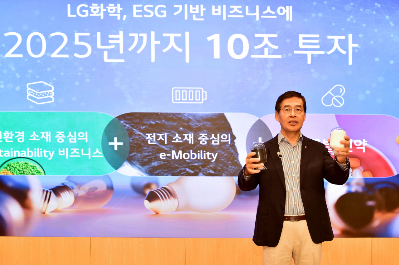 신학철 LG화학 대표이사 부회장이 지난 14일 기자간담회에서 배터리 소재 등 신사업 투자계획을 발표하고 있다. [LG화학 제공]