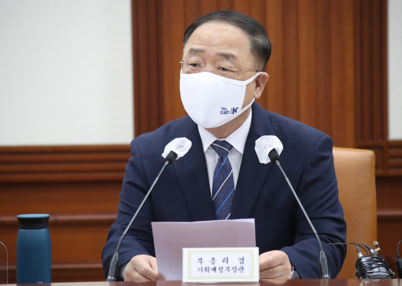 Finance Minister and Deputy Prime Minister Hong Nam-ki attends a meeting on the "Big 3" industries at the government complex in Seoul on Thursday. (Yonhap)
