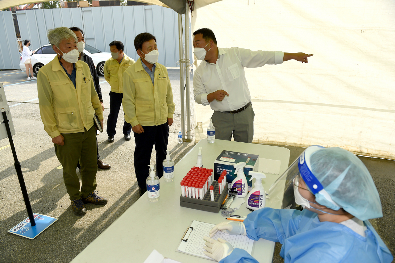 허성곤 김해시장이 28일 진영공설운동장과 동부치매안심센터에 설치된 코로나19 선별검사소를 방문해 근무자들을 격려하고 있다. [김해시 제공]
