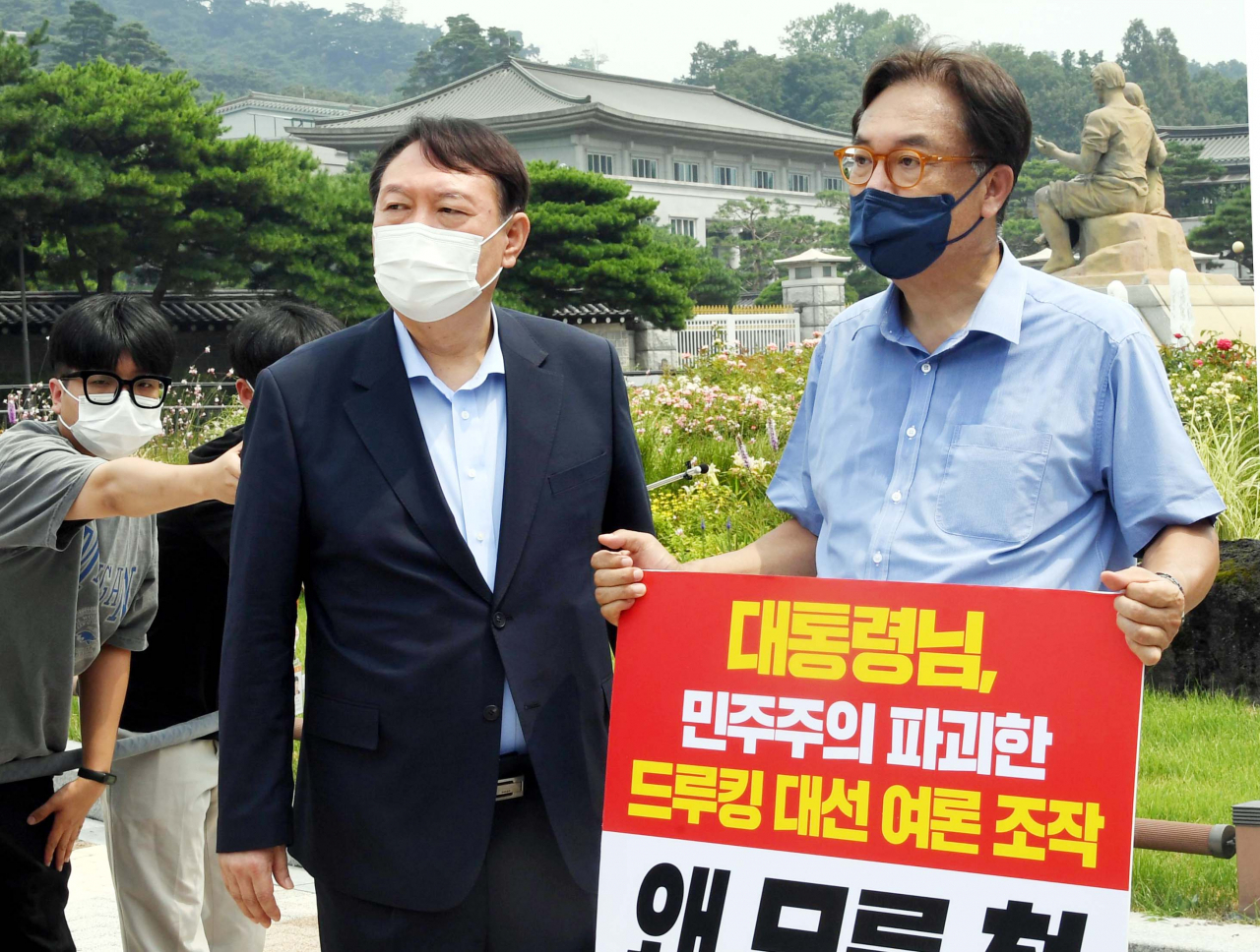 윤석열 대선 예비후보가 29일 오전 서울 종로구 청와대 앞 분수대 광장에서 드루킹 댓글 조작 사건 관련 문재인 대통령의 사과를 촉구하며 1인 시위를 하는 국민의힘 정진석 의원을 격려 방문해 발언하고 있다. [연합]