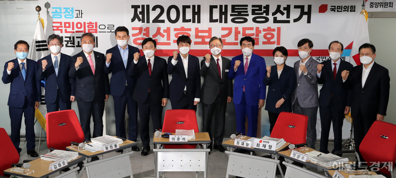[사진=국회사진기자단] [헤럴드경제=이상섭 기자] 이준석 대표가 29일 오후 서울 여의도 중앙당사에서 열린 국민의힘 대선 경선후보 간담회에서 경선 후보들과 기념사진을 찍고 있다. 사진 왼쪽부터 홍준표, 유승민, 박진, 김태호, 원희룡, 이 대표, 최재형, 안상수, 윤희숙, 하태경, 장기표, 황교안 후보. 국민의힘 경선준비위원회는 예비경선 1차 컷오프의 경우 국민여론조사 100%를 통해 결정하기로 확정했다. 이를 토대로 오는 9월 15일 1차 컷오프를 통과할 8명을 압축한다.