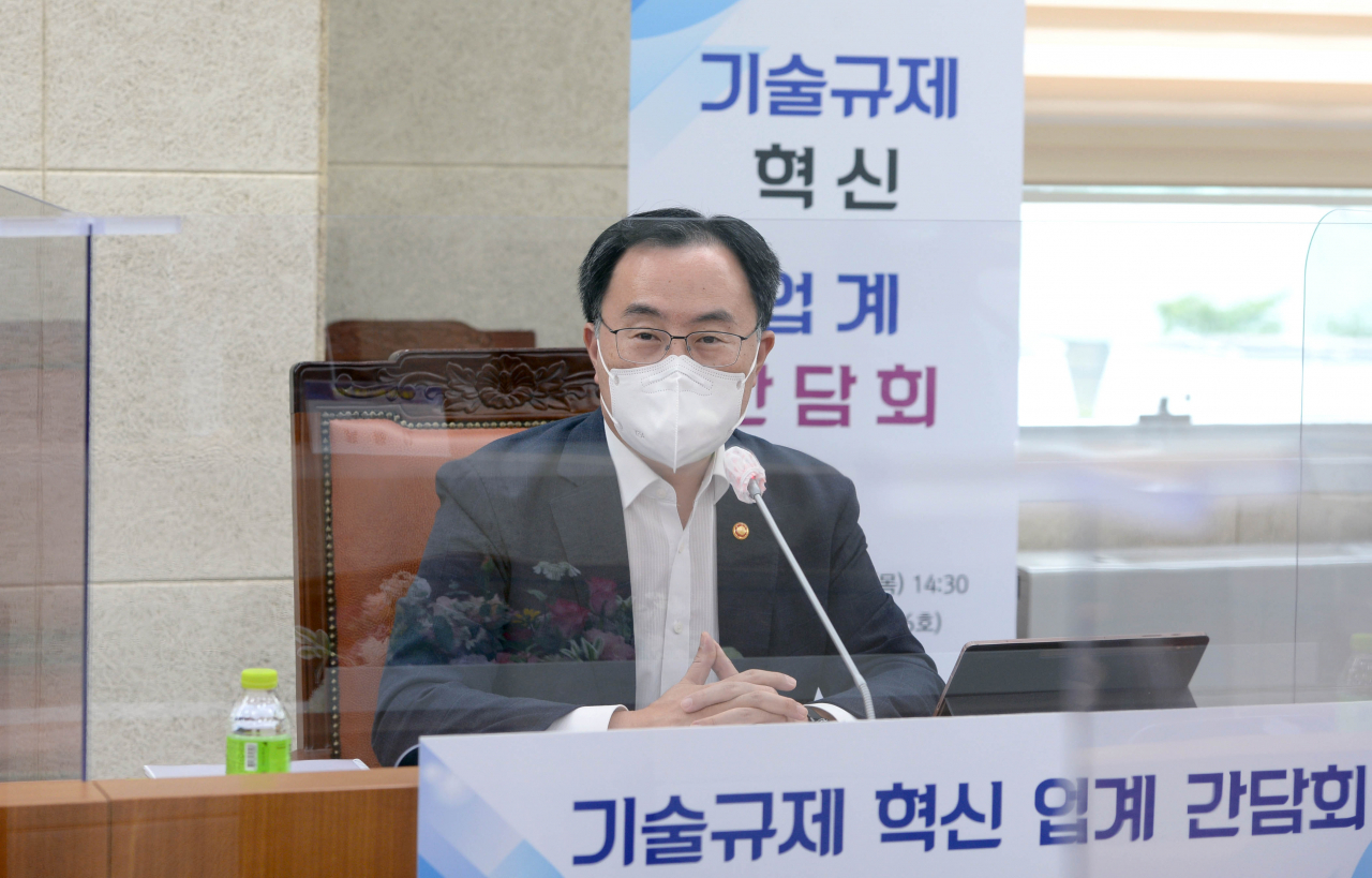 문승욱 산업통상자원부 장관이 29일 오후 충북 음성군 맹동면 국가기술표준원 대회의실에서 열린 '기술규제 혁신 업계 간담회'에서 모두발언을 하고 있다. [산업통상자원부 제공]