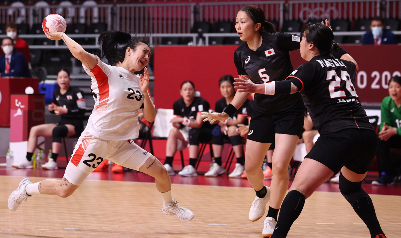 29일 일본 도쿄 요요기 국립체육관에서 열린 도쿄올림픽 여자 핸드볼 조별리그 A조 한국과 일본의 경기에서 이미경이 슛을 하고 있다. 연합뉴스