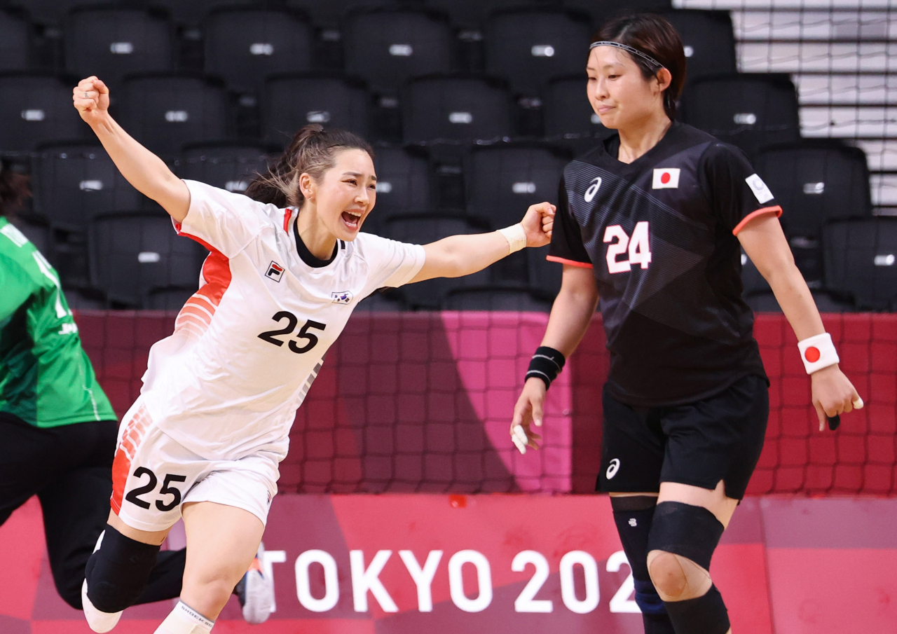 29일 일본 도쿄 요요기국립체육관에서 열린 도쿄올림픽 여자 핸드볼 조별리그 A조 한국과 일본의 경기에서 정유라가 골을 넣은 뒤 환호하고 있다. [연합]