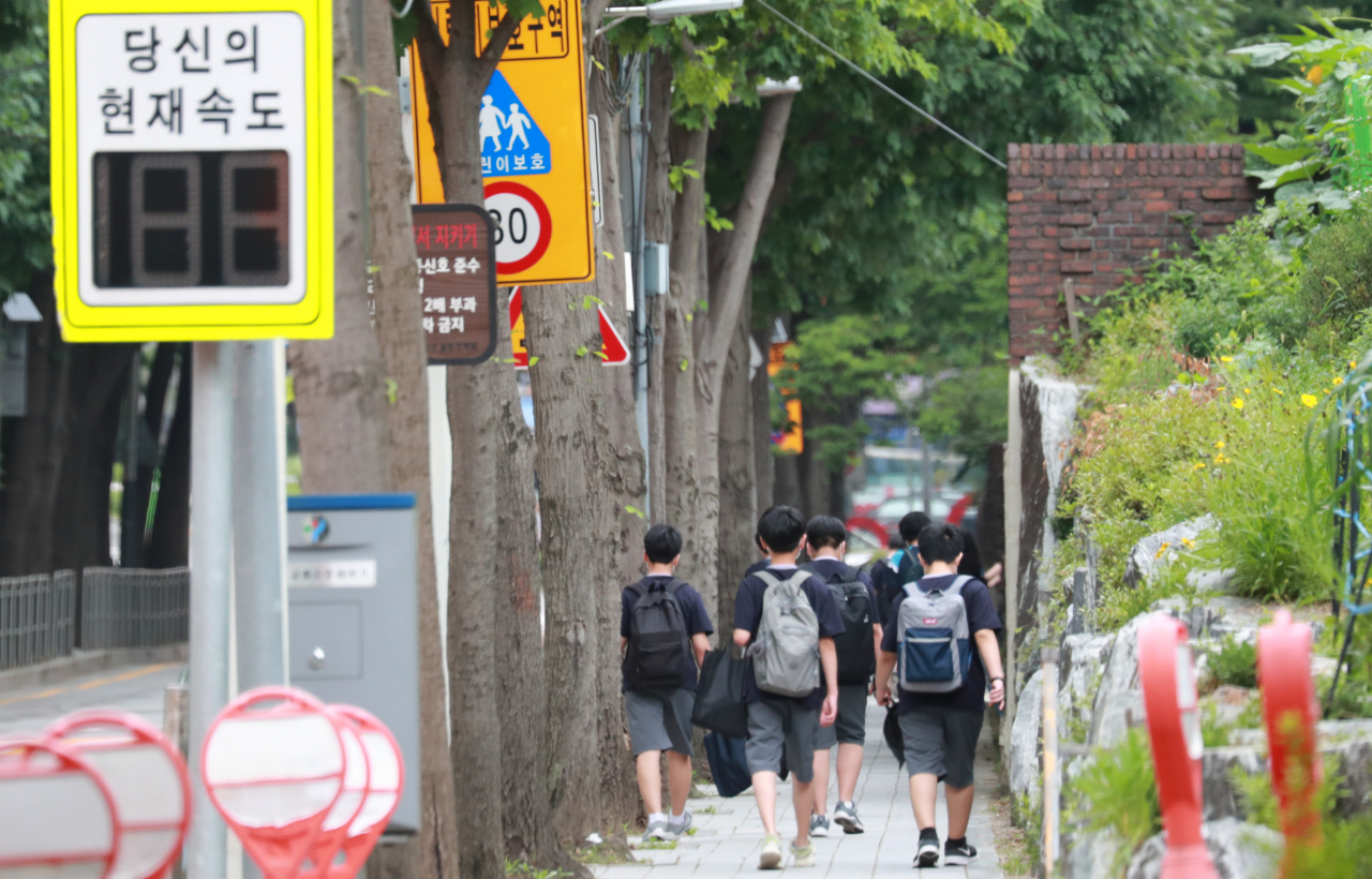 교육부가 코로나19로 인한 온라인수업 등으로 인해 학생들간의 격차가 점점 더 커지고 있다고 판단, 학습결손을 줄이기 위해 '학습 도움닫기' 프로그램을 신설, 교과 수업 보충을 추진 중이다. 사진은 하교하는 강남의 한중학교의 중학생들 모습.