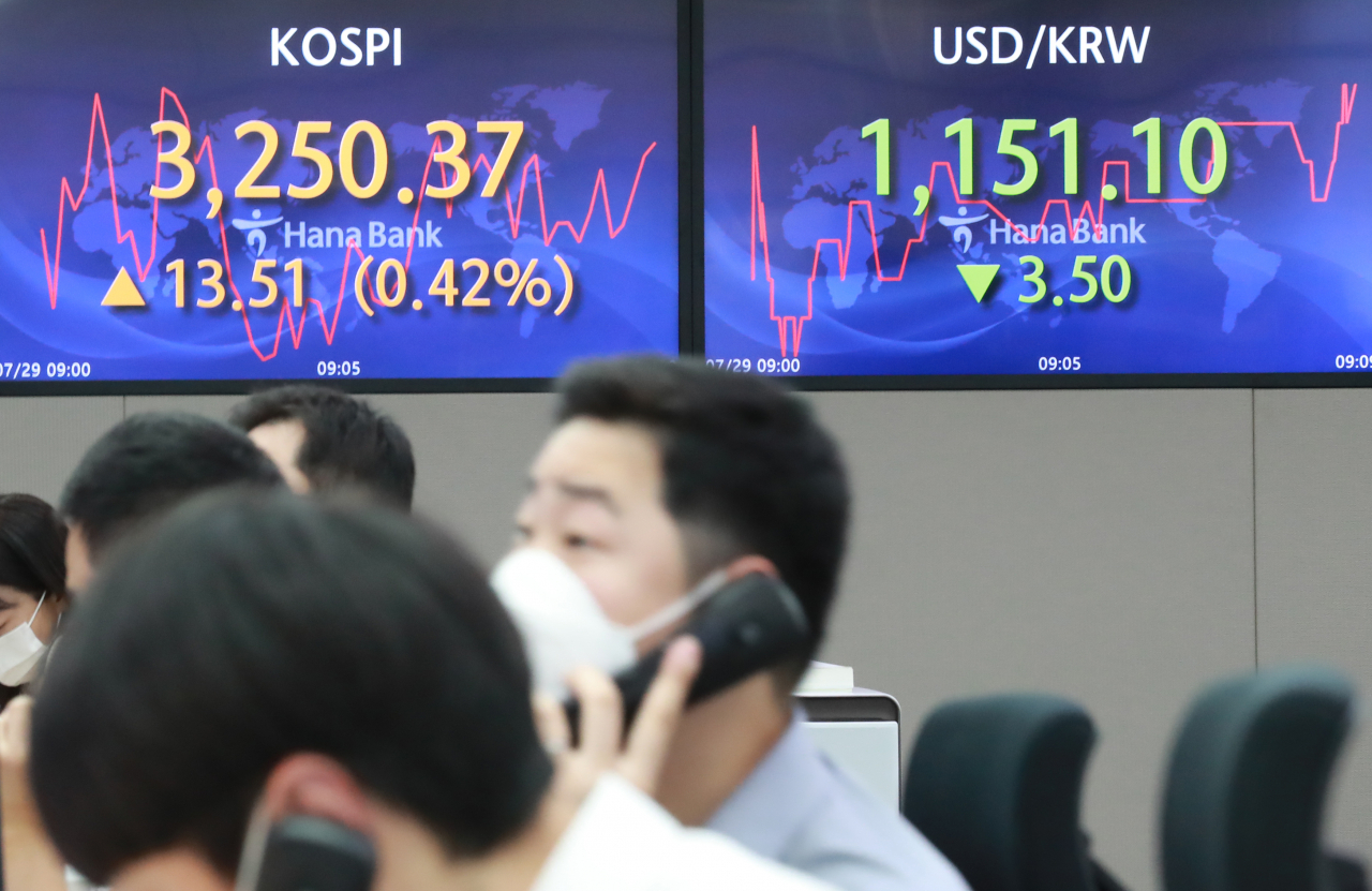 29일 오전 서울 중구 을지로 하나은행 본점 딜링룸 현황판에 코스피, 원·달러 환율이 표시돼 있다. [연합]