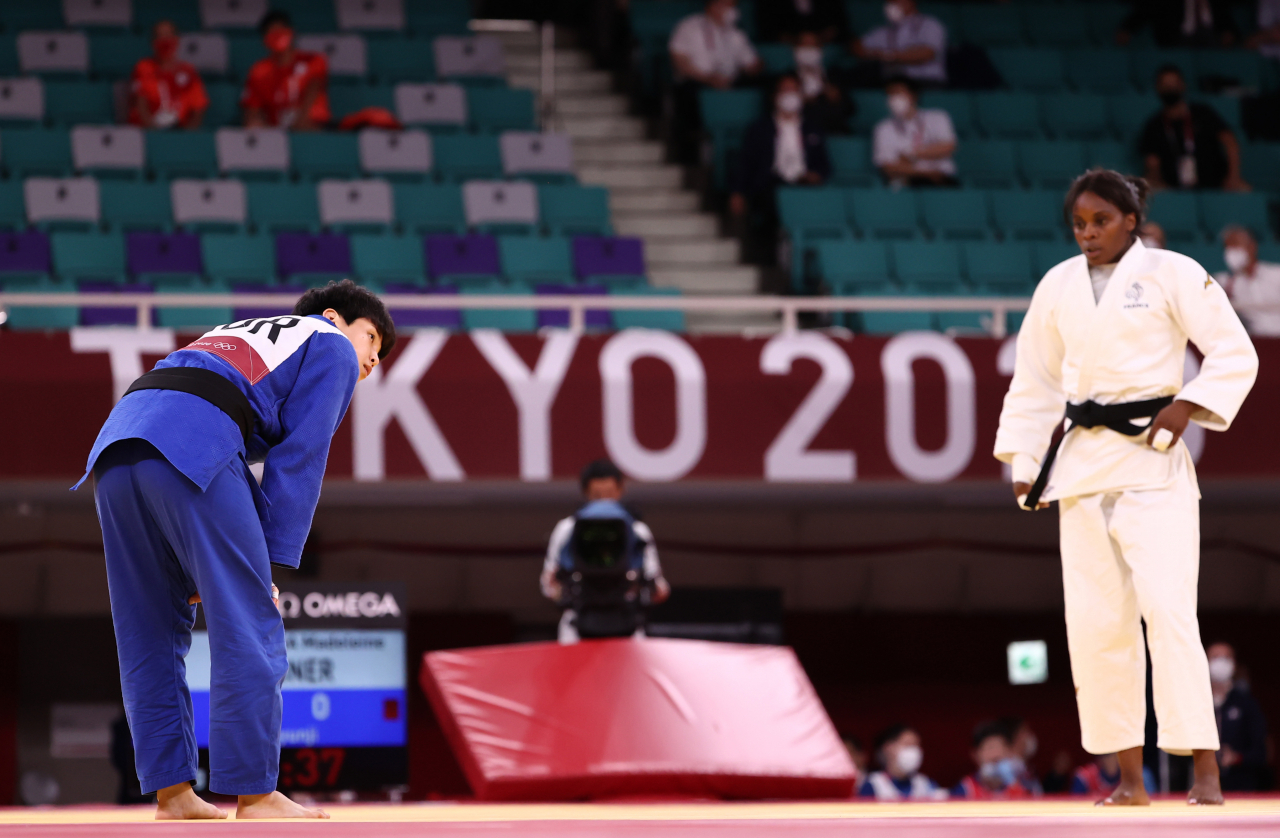 29일 일본 도쿄 무도관에서 열린 여자 -78 kg급 준결승 경기에서 한국 윤현지가 프랑스 마들렌 말롱가를 상대로 반칙패를 당한 뒤 허리를 숙이고 있다. 연합뉴스