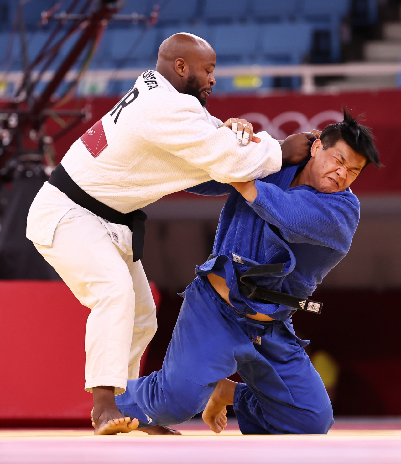 29일 일본 도쿄 무도관에서 열린 남자 -100 kg급 준결승 경기에서 한국 조구함이 포루투갈 조르지 폰세카를 상대로 공격하고 있다. [연합]
