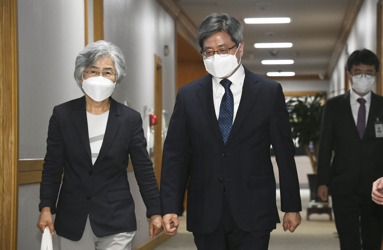 김명수 대법원장(오른쪽)이 박은정 위원장과 함께 29일 서울 서초구 대법원에서 열린 '대법관후보추천위원회' 회의에 앞서 대법관후보추천위원들을 접견하기 위해 이동하고 있다. [연합]